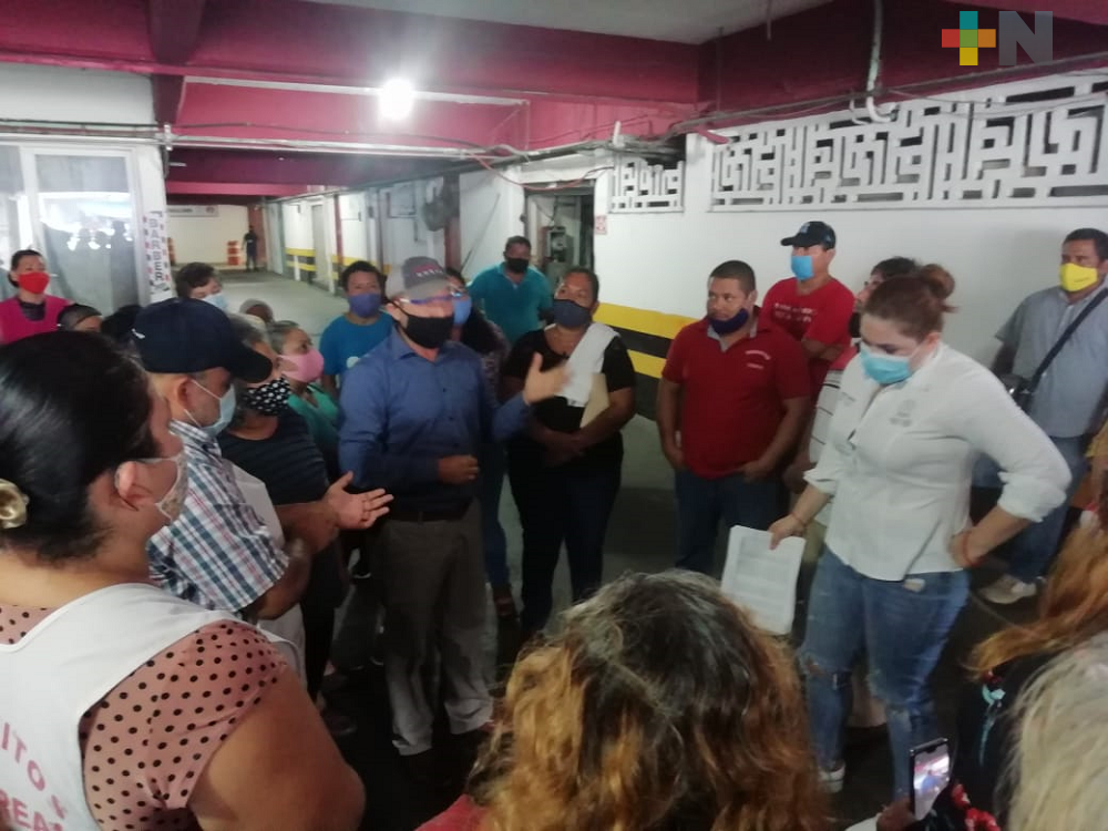 Director de Mercados de Coatzacoalcos dialoga con locatarios para evitar conflictos