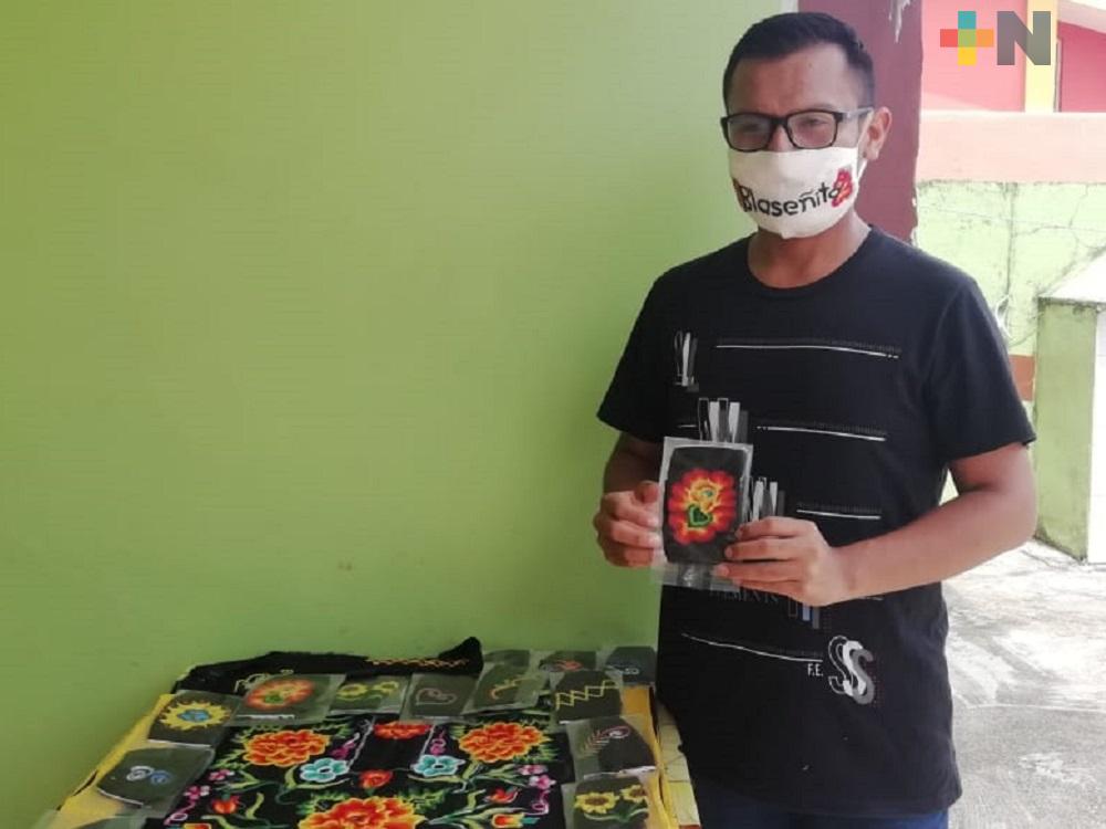 Maestro de danza teje cubrebocas artesanales, los intercambia por productos de la canasta básica