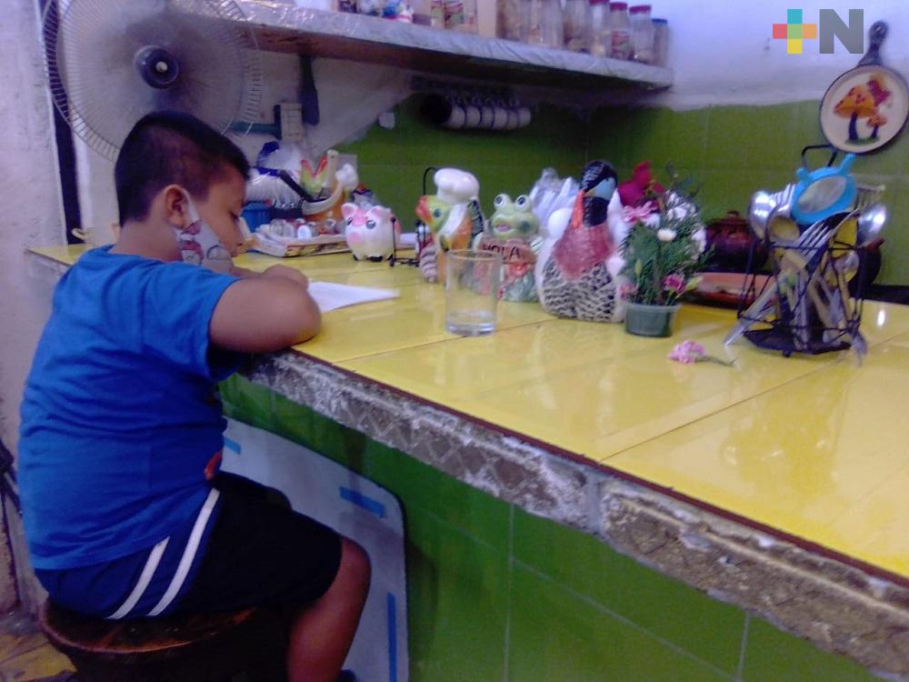 Padres de familia se adaptan a nuevas medidas de clases en línea