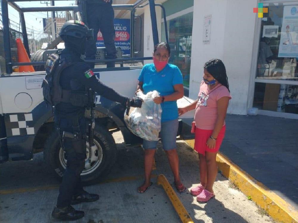 Policía Estatal entrega despensas a familias de escasos recursos en municipio de Minatitlán