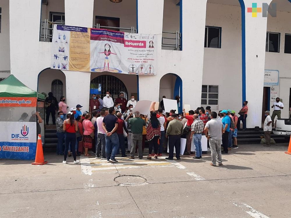 Se manifiestan dueños de bares y cantinas, piden les permitan abrir sus locales, en Martínez de la Torre
