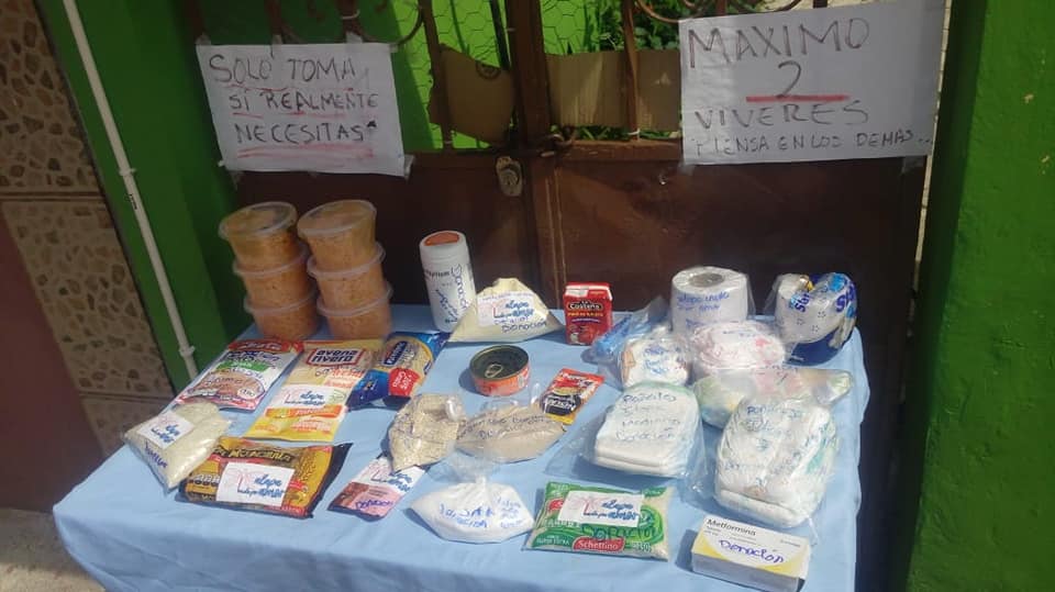 En Xalapa colocaron mesa con víveres para ayudar a personas más necesitadas