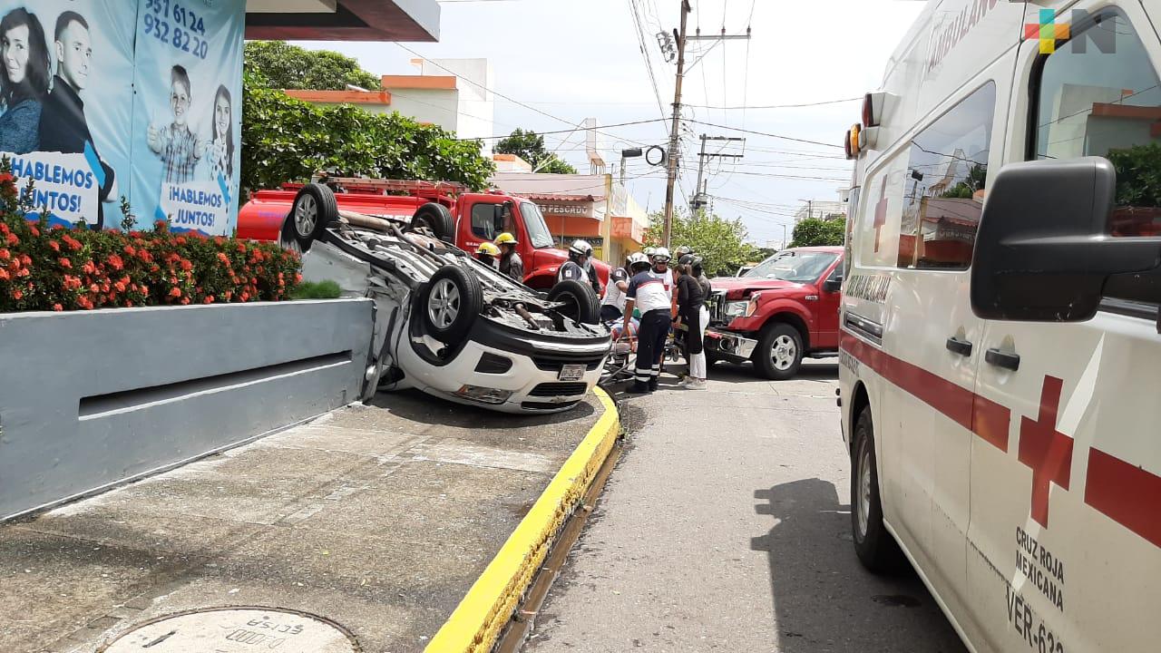 Una persona lesionada y daños materiales dejó el choque entre dos camionetas