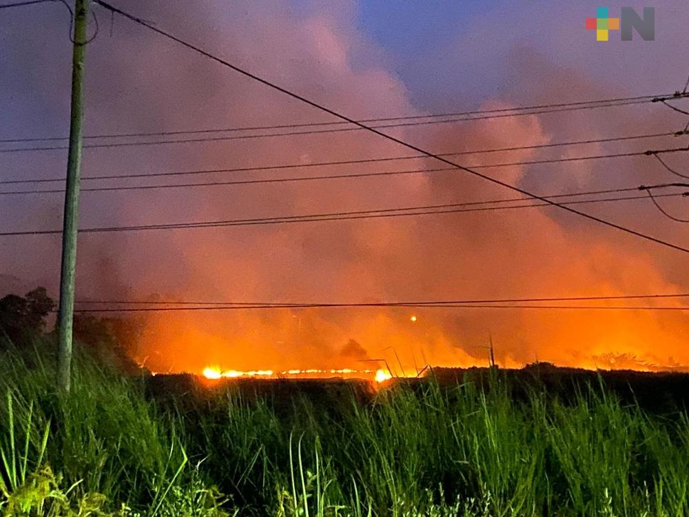 Aún sin controlar incendio en área asentada sobre ductos de Pemex en Minatitlán