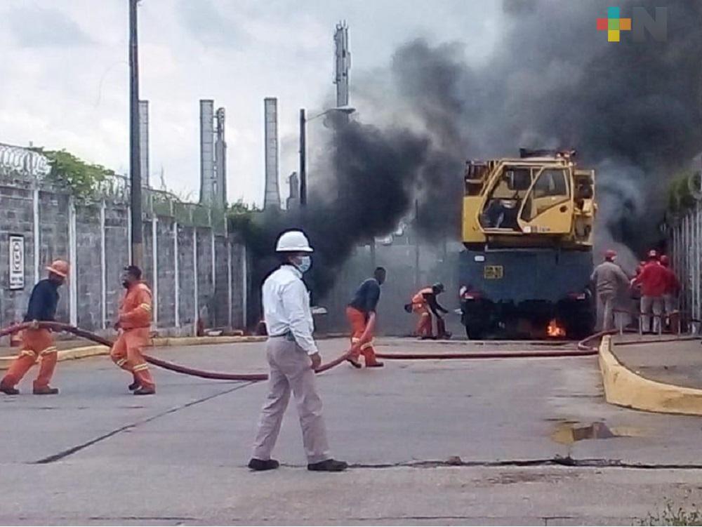 Incendio de grúa en Coatzacoalcos generó movilización de corporaciones de emergencia en región sur