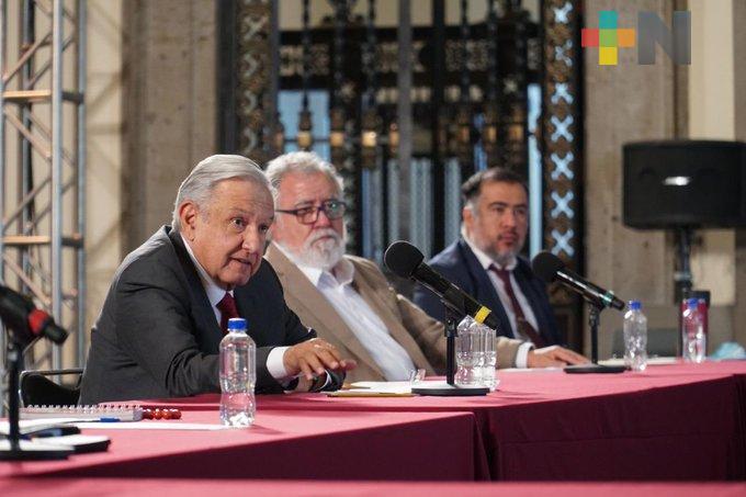 Se entrega a la FGR probable involucrado en desaparición de normalistas