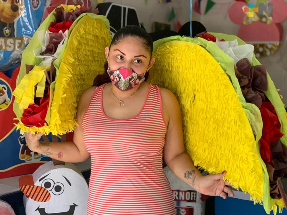 Por pandemia, pareja de comunicólogos elabora piñatas de tacos y cerveza y obtener un ingreso extra