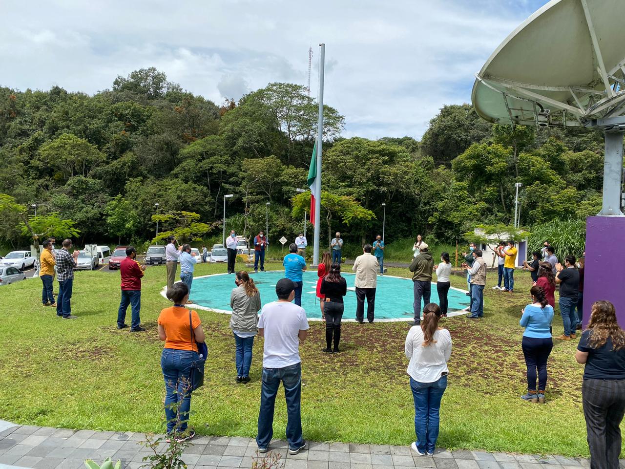 Rinden trabajadores de RTV homenaje a personal de salud