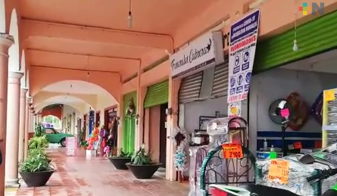 Reabren negocios en Ixhuatlán del Café