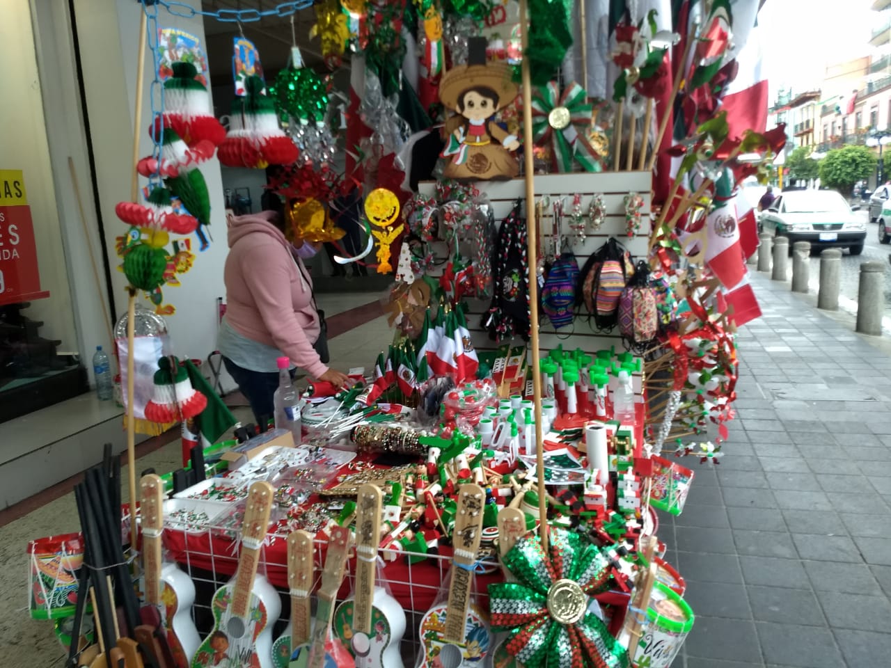 Aún no repuntan las ventas de artículos patrios en Xalapa
