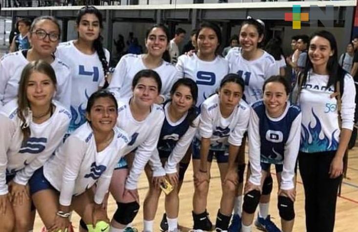 Entrenadora de la UV recibió reconocimiento de la U. de Guanajuato
