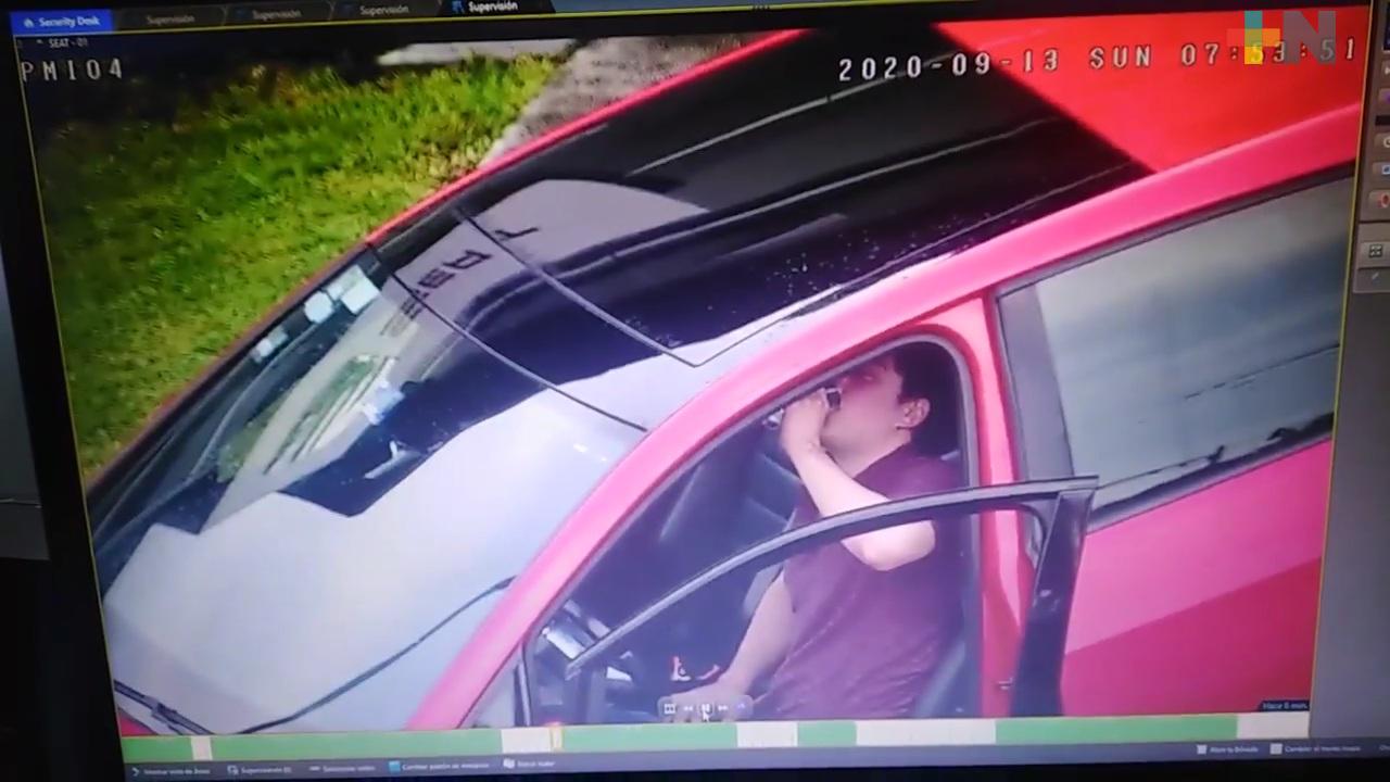 En Córdoba, automovilista se accidenta, sale ileso y al momento comienza a tomar bebida alcohólica
