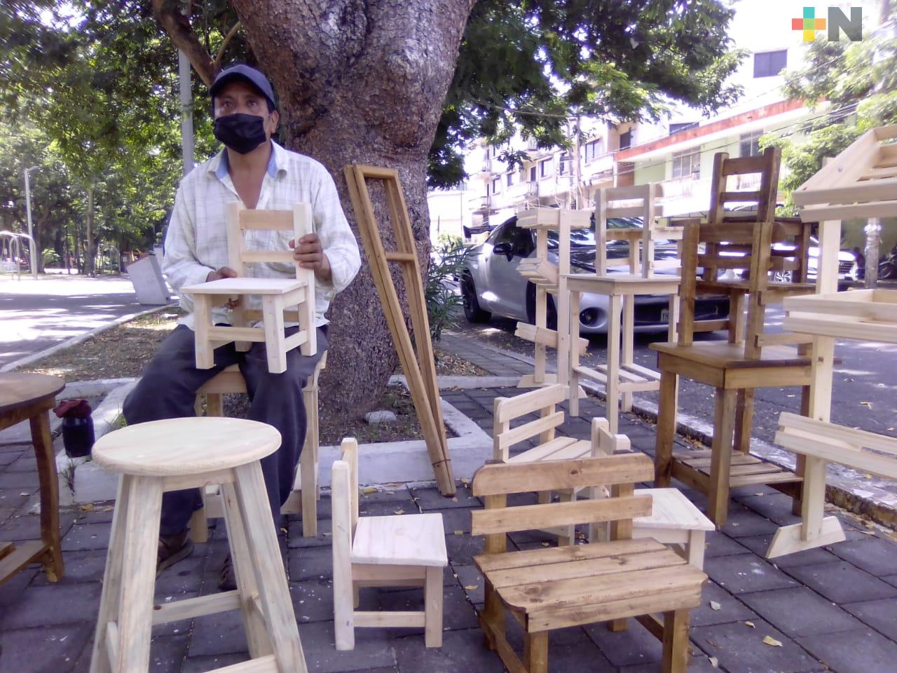 Padres de familia se interesan por muebles de madera para las clases en casa