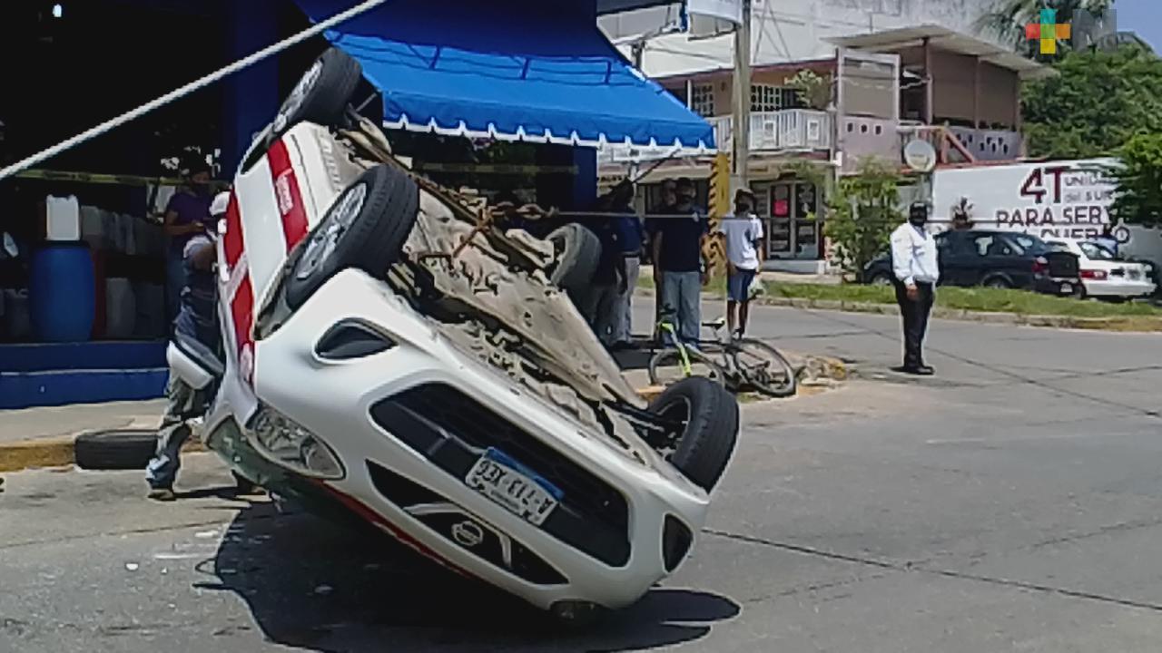 Choque de taxis deja tres personas lesionadas y daños materiales