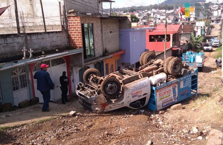 Se vuelca camioneta distribuidora de gas en colonia Marina Nacional, en Xalapa