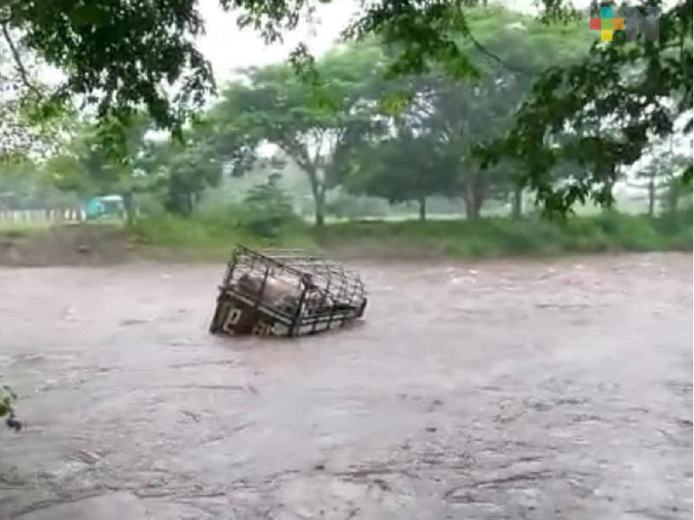 Corriente de río arrastró camioneta cargada de ganado en Catemaco