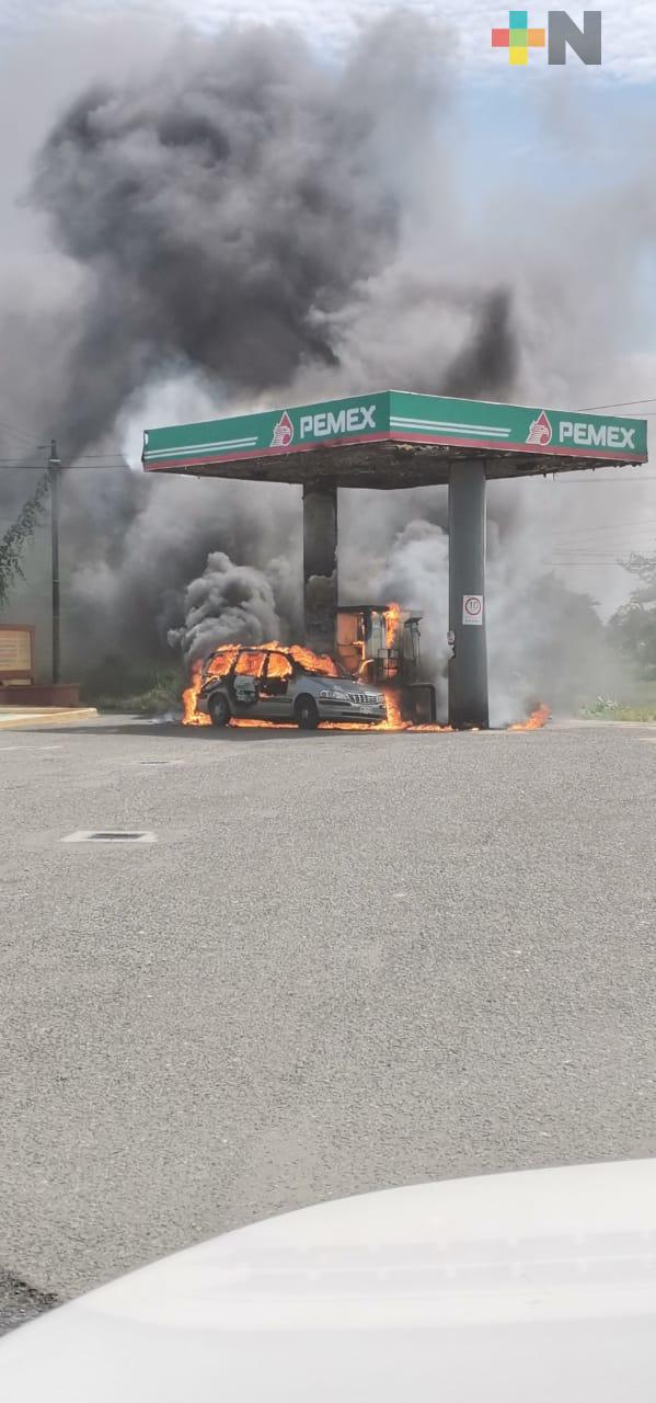Se incendia vehículo cuando cargaba gasolina