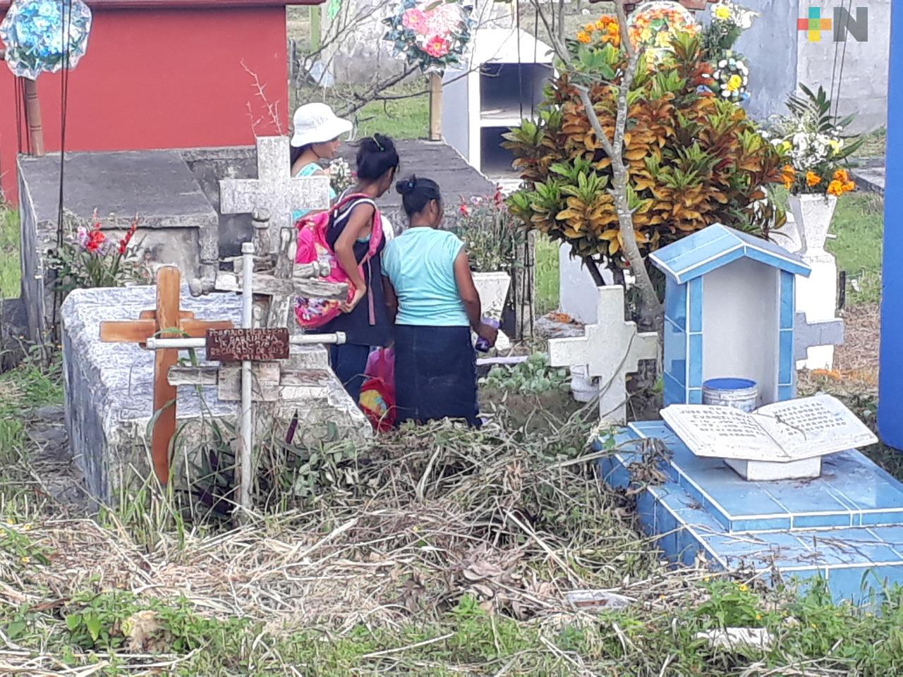 Gran afluencia en panteones de Tuxpan previo a Día de Muertos
