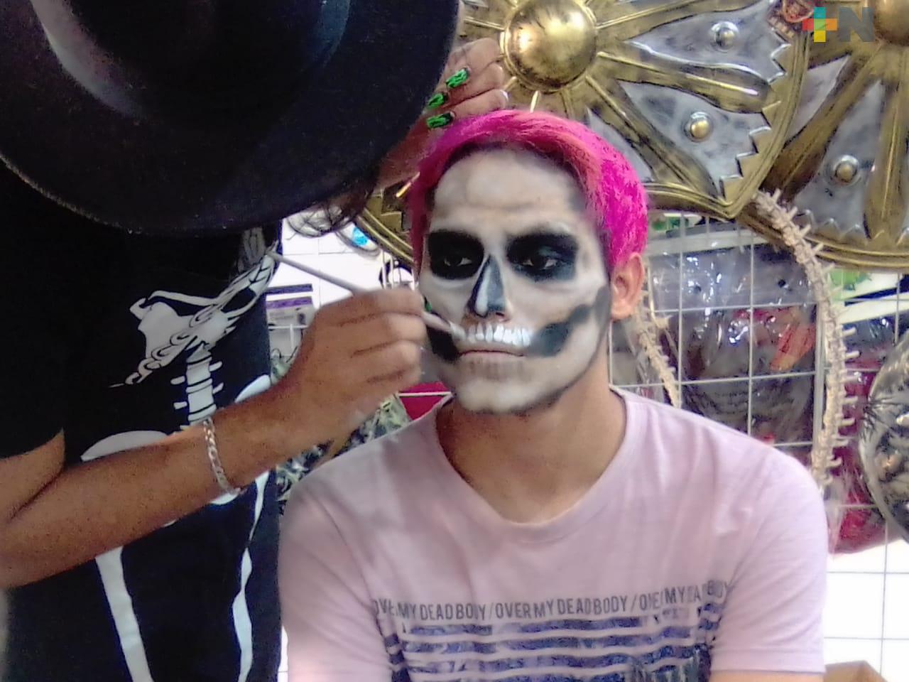 Maquillaje, parte de la celebración de Día de Muertos