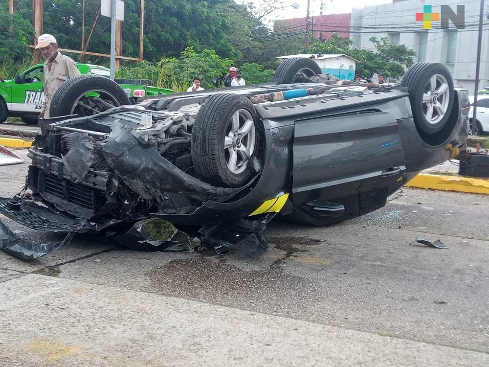 Mustang se impacta contra poste y termina volcado en Coatzacoalcos