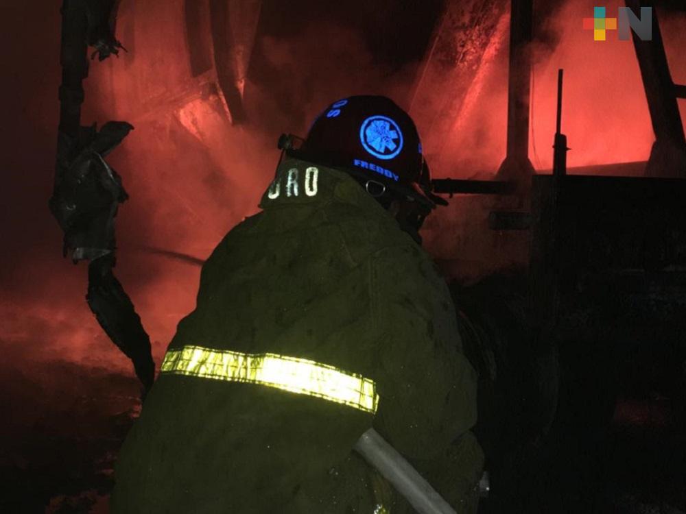 Se registra incendio en estacionamiento de unidades de carga en Cosoleacaque