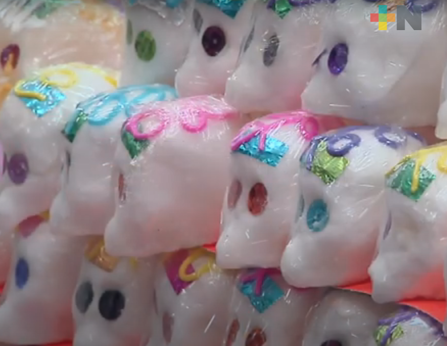Calaveritas de azúcar, imprescindibles en ofrenda de Día de Muertos