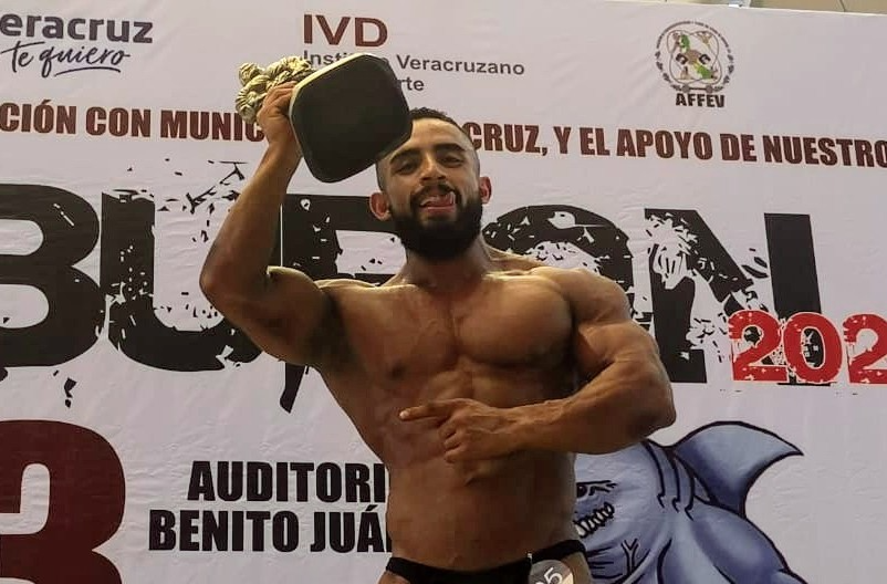 Leonardo Balderas se coronó en Míster Tiburón 2020