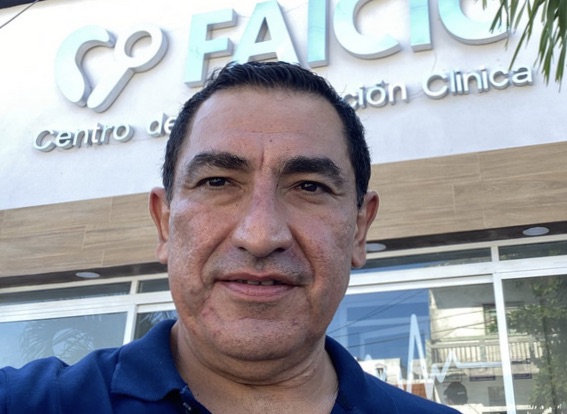 En Veracruz aplican vacuna anticovid en ensayo clínico, al conductor de radio Xavier Moranchel