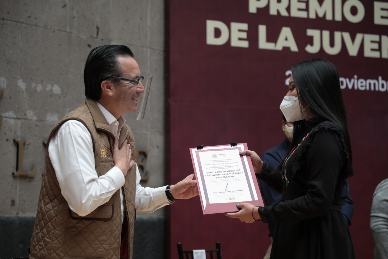 Gobernador Cuitláhuac García entrega el Premio Estatal de la Juventud 2020