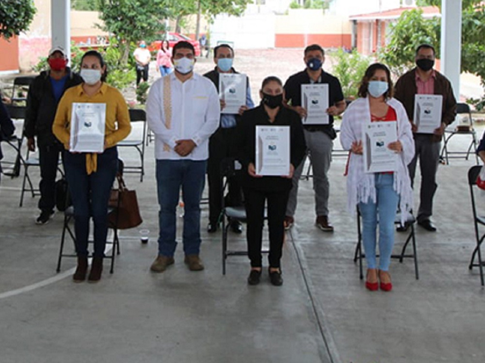 Entrega SEV títulos de propiedad a escuelas de Educación Básica y Media Superior