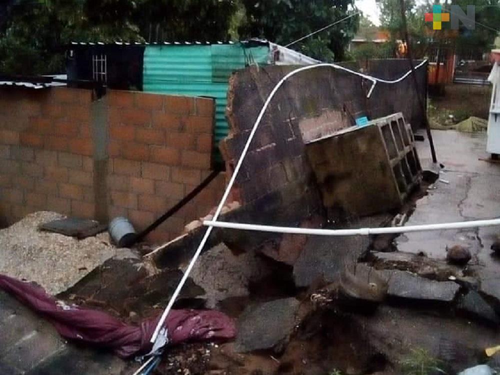 Fuertes lluvias derriban barda, daña vivienda de lámina en Villa Allende