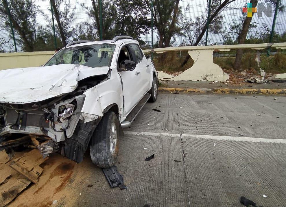 Camioneta particular choca con barda perimetral del recinto portuario de Veracruz