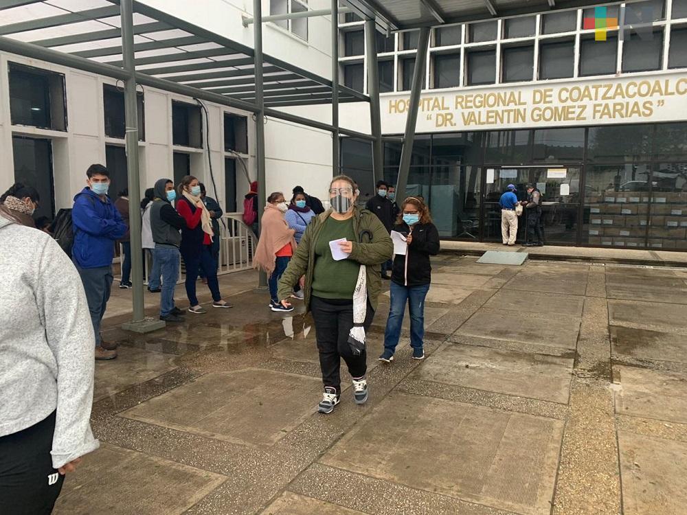 Ponen vacuna contra COVID-19 a personal del Hospital Regional de Coatzacoalcos