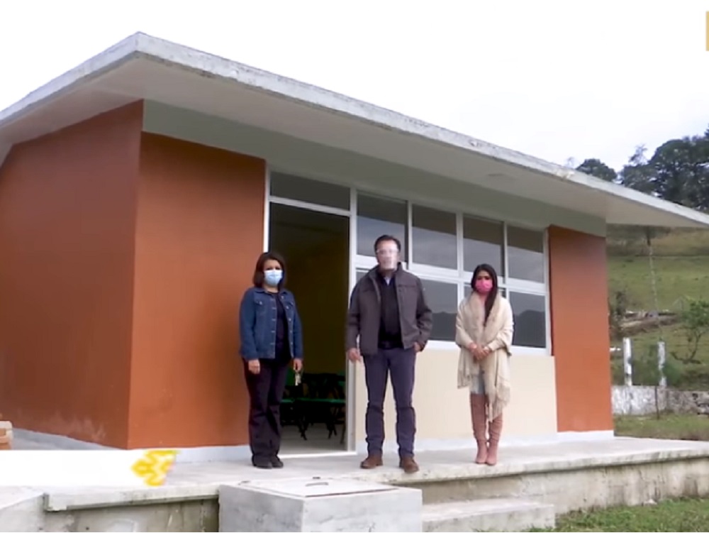 Entrega gobernador Cuitláhuac García dos escuelas en Zacualpan