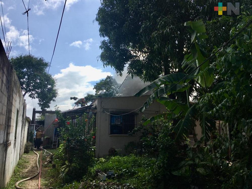 Incendio consume vivienda de madera en Coatzacoalcos