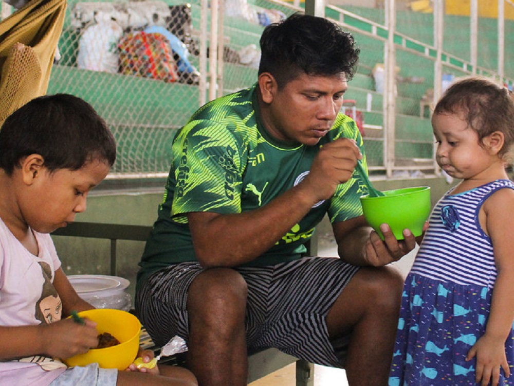 Migrantes y refugiados deben recibir mismo trato para recibir vacuna de COVID-19: OIM