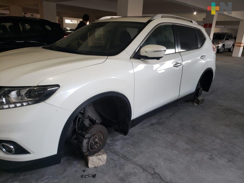 Sujetos desconocidos ingresan a edificio de Boca del Río; roban llantas a vehículos
