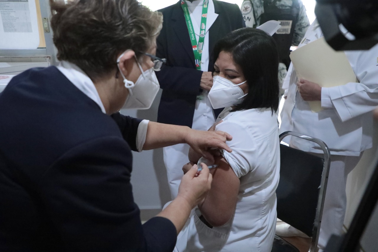 329 mil 983 profesionales de la salud vacunados contra COVID-19