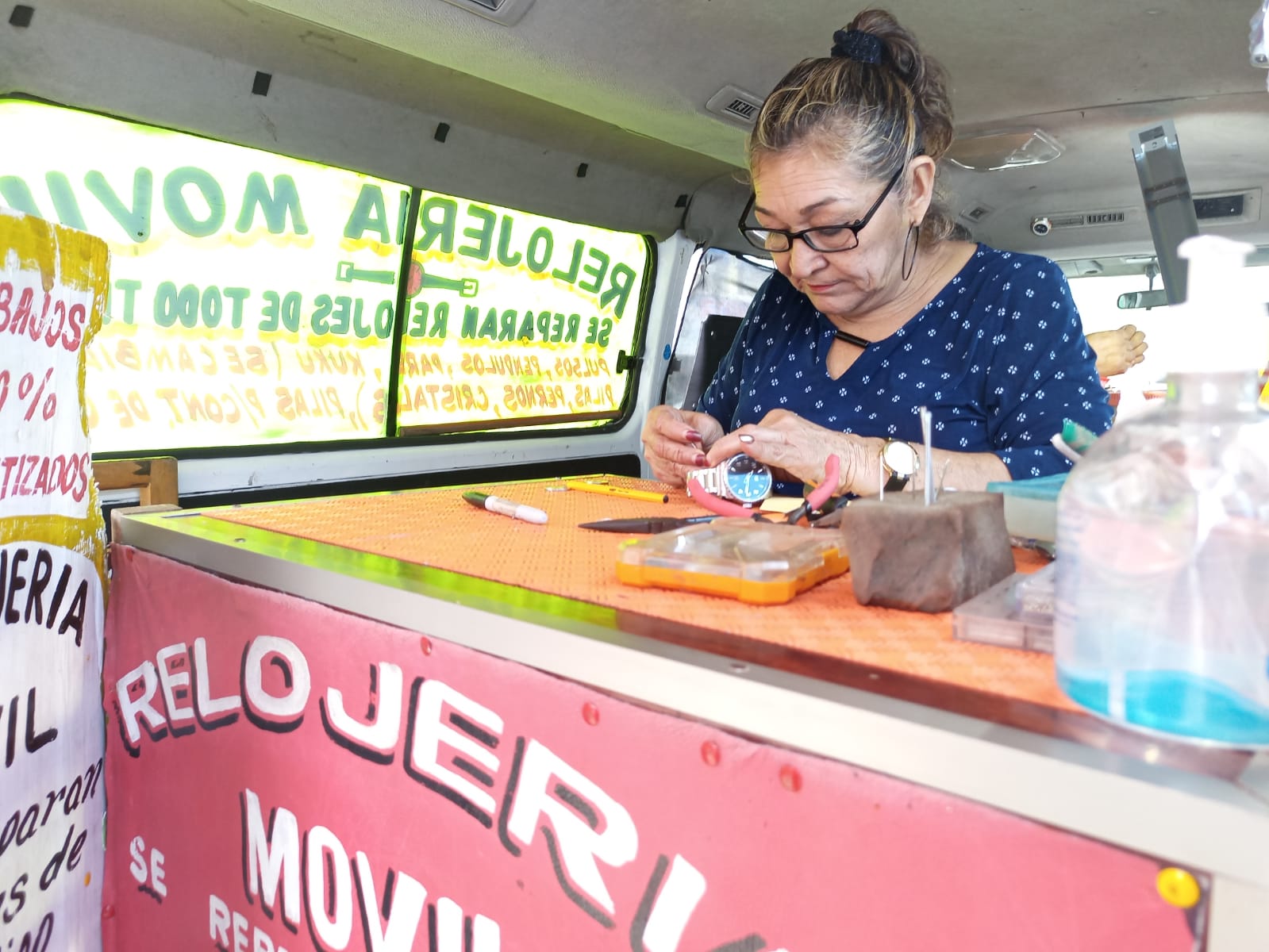 A pesar de los avances tecnológicos, el oficio de relojero perdura; en Coatzacoalcos una mujer continúa con este trabajo.