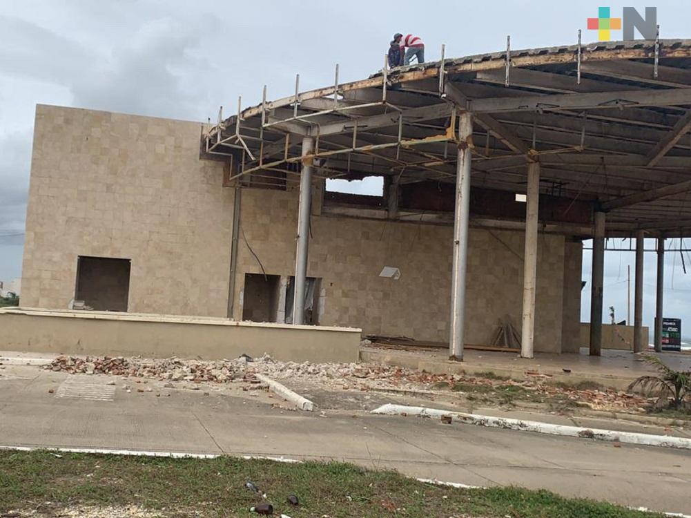 Desmantelan tienda comercial en el malecón costero de Coatzacoalcos