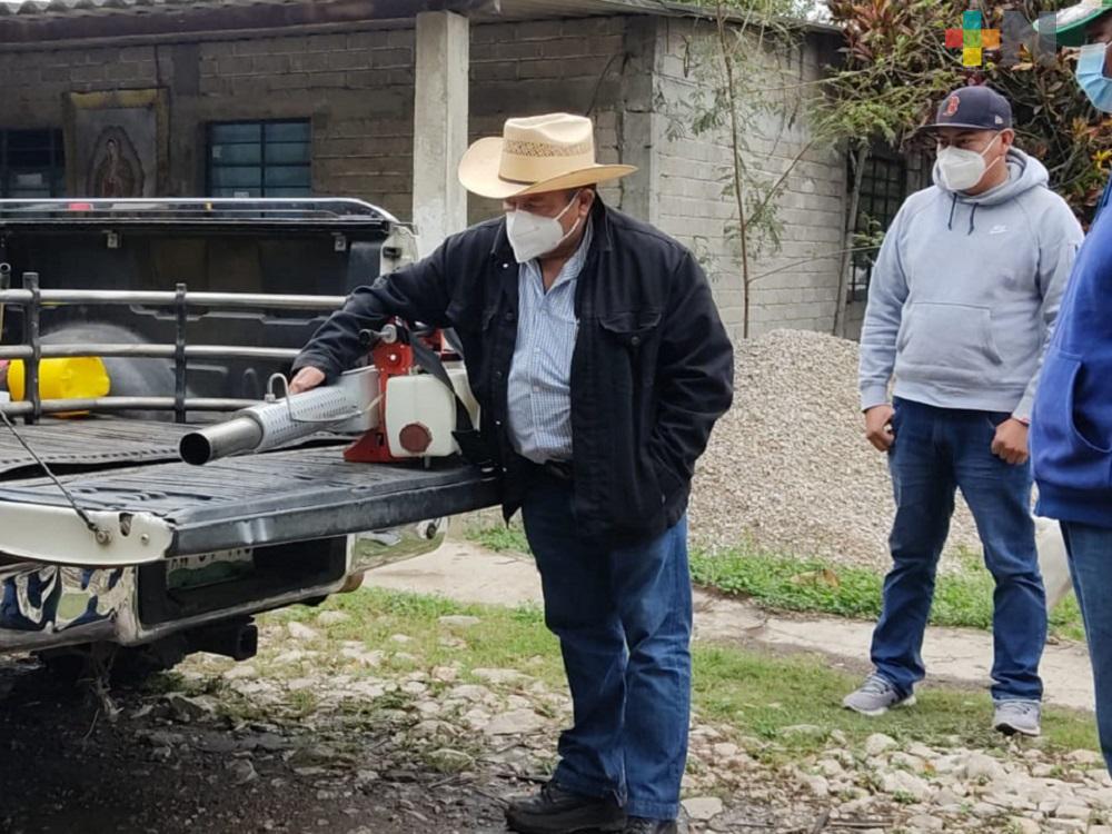 Ciudadano dedicado al cultivo de caña, apoya con sanitización de casas y centros de trabajo en Yanga