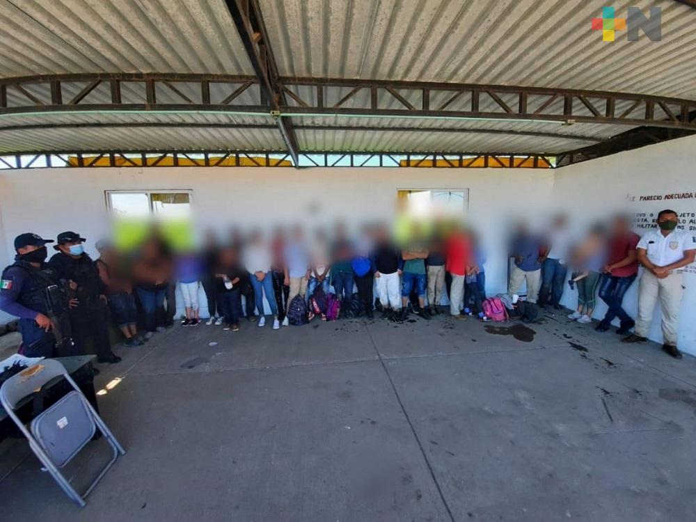 En el sur de Veracruz, en diferentes operativos fuerzas del orden resguardaron a 64 migrantes