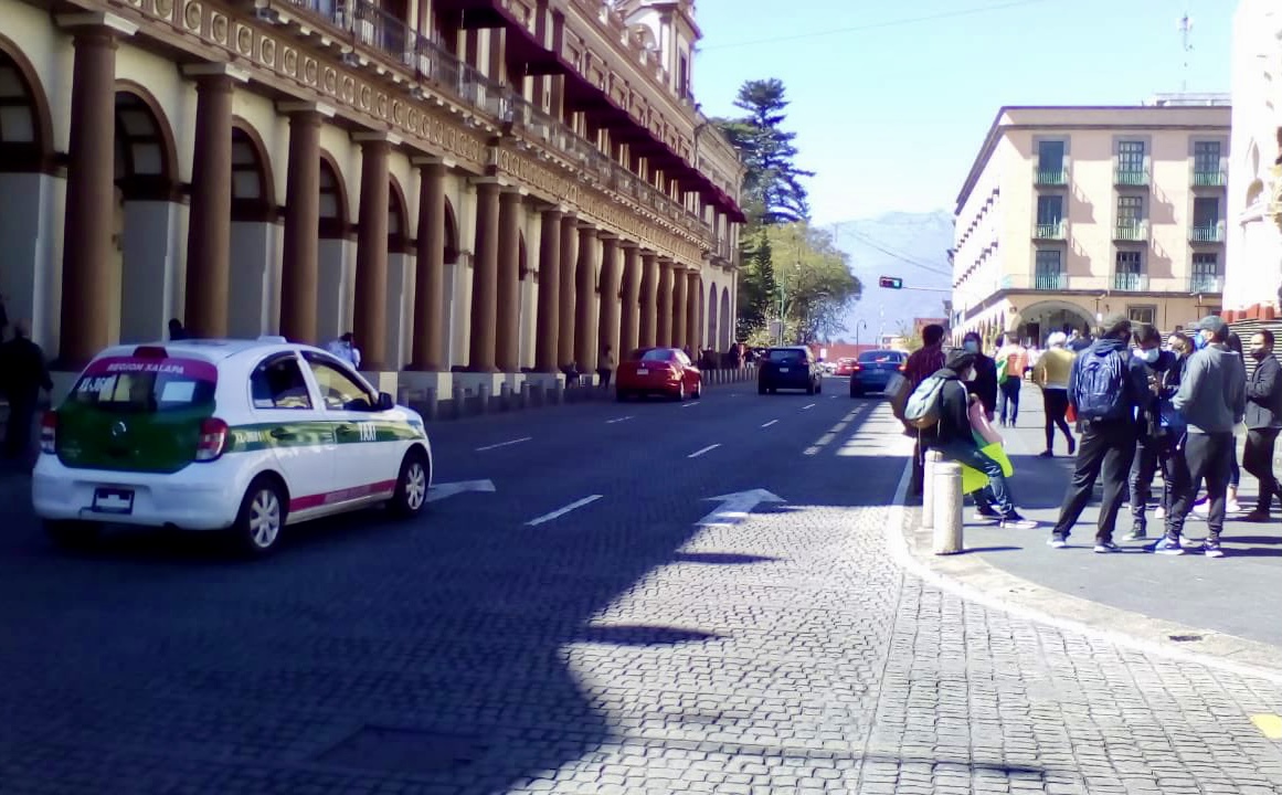Egresados de la Normal Veracruzana piden les respeten su lugar en otorgamiento de plazas