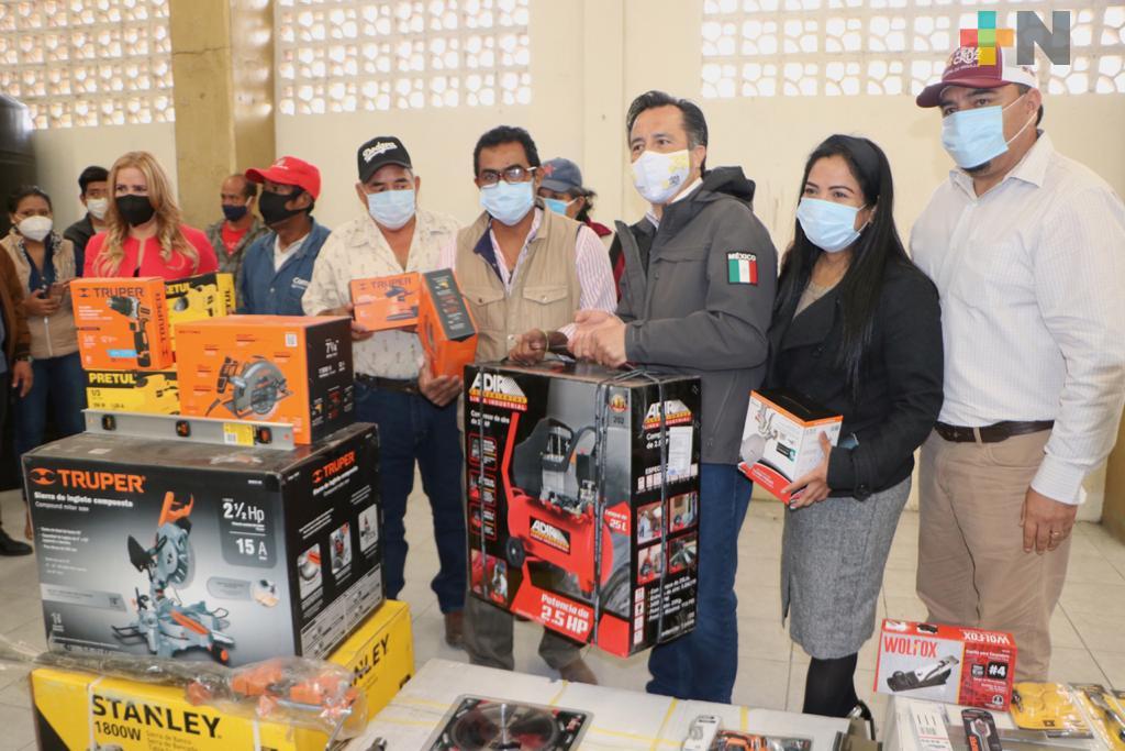 Entregan proyectos productivos en Acula