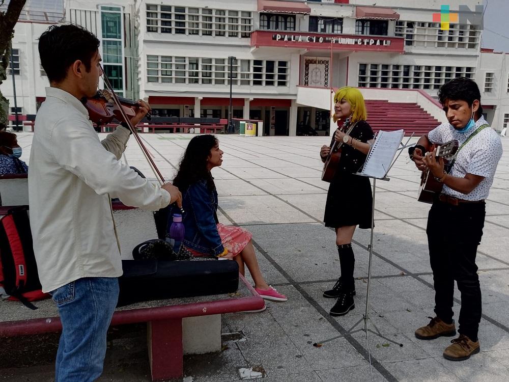 Jóvenes se unen para realizar serenata sorpresa a una amiga