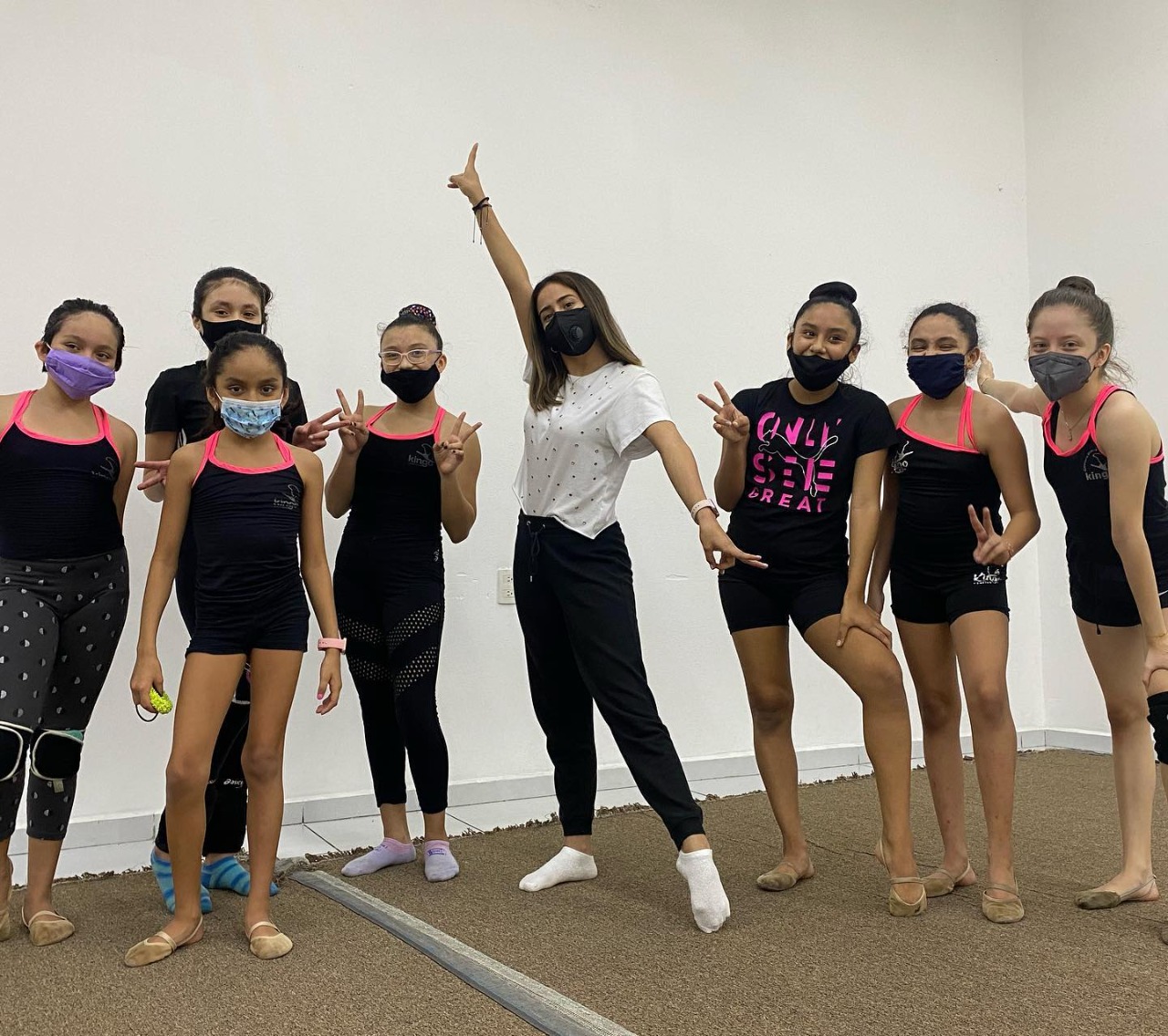 Marina Malpica compartió experiencias con gimnastas del Club Kingo