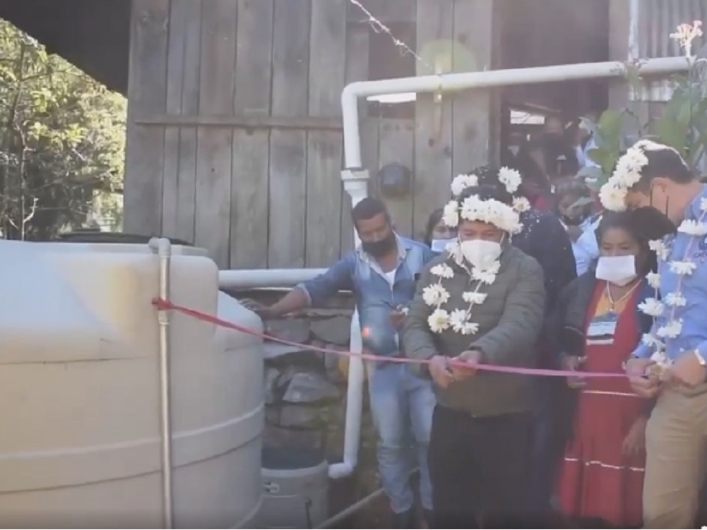 Pobladores de Santa Cruz Atitlá del municipio de Tehuipango ya contarán con agua entubada a su hogar