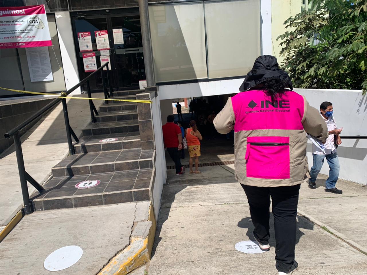 El INE en Coatzacoalcos a ciudadanos que participarán como funcionarios en las elecciones 2021