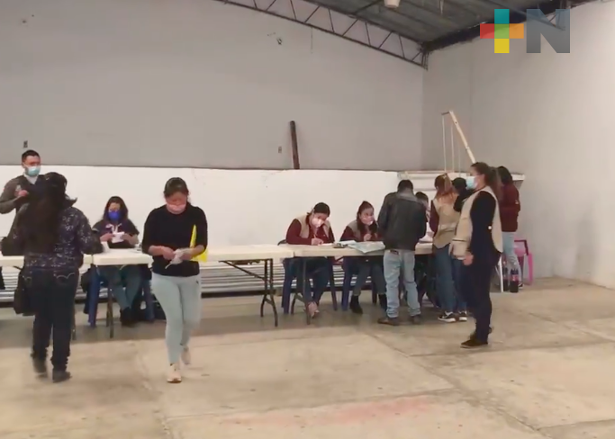 Entregaron pensiones a adultos mayores en el municipio de Ayahualulco