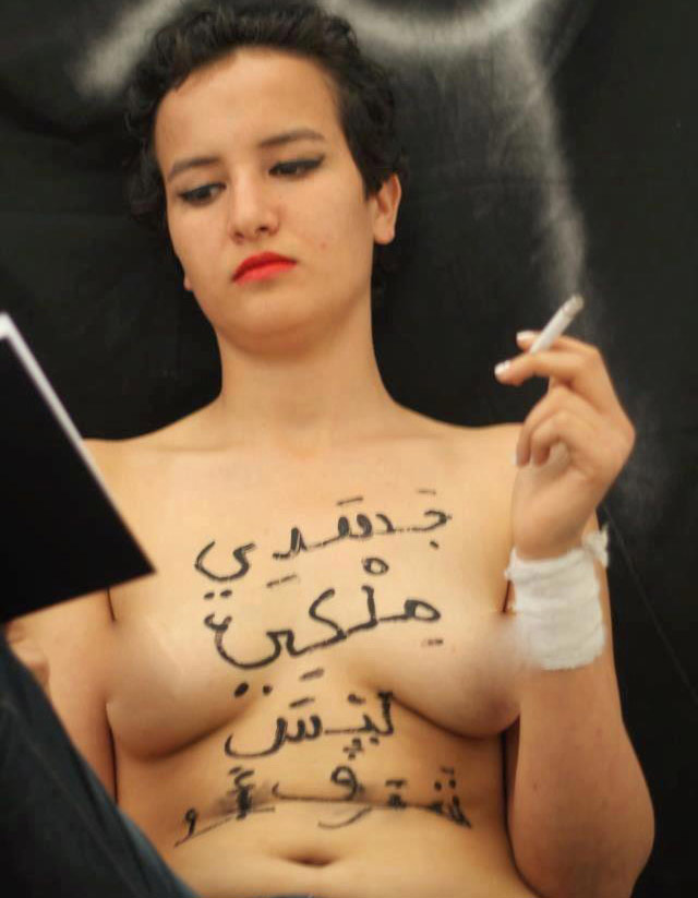 Condenan a muerte por lapidación a joven feminista por foto ‘topless’